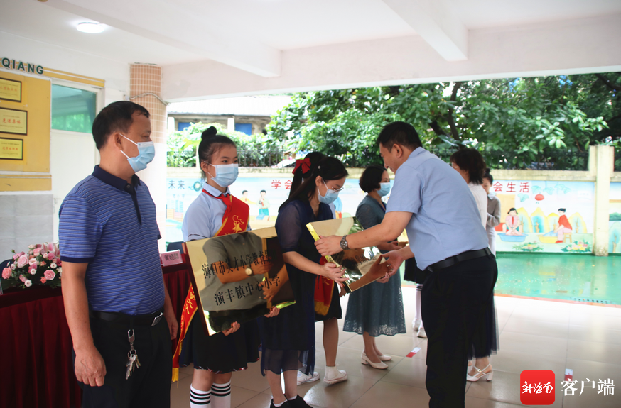 海口美兰区举办海口市英才小学教育集团成立授牌仪式