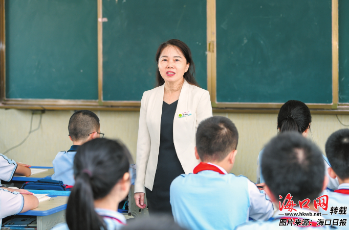 生活在海口 | 海口教育工作者:三十余载育桃李 躬身椰城铸师魂