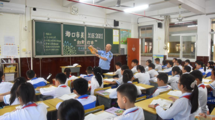 海口美兰区:“扫黄打非”宣传活动进校园
