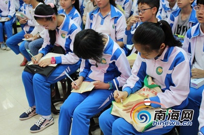 “书香校园行”活动启动 台湾童书皇后管家琪走进海口英才小学__海南新闻网_南海网