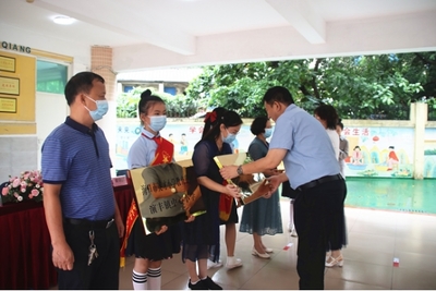 美兰区举行海口市英才小学教育集团成立授牌仪式