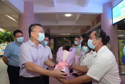 海口市美兰区开展慰问一线教师活动 为教师送上节日祝福