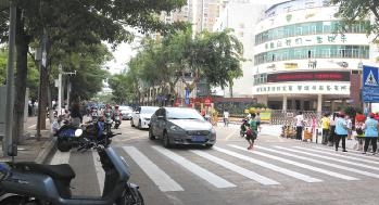 海口英才小学门前人车“抢道” 家长:希望增设临时红绿灯