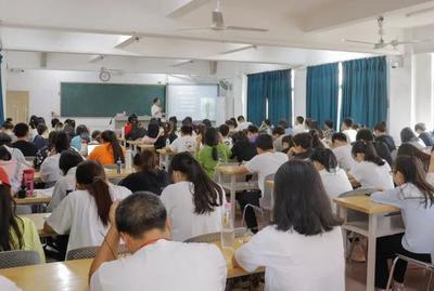 海南名校长马向阳先生给海师学子讲述自己的读书故事