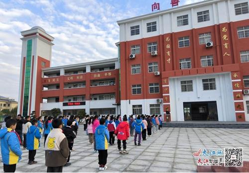 庐山市海会中心小学开展 宪法晨读 活动 组图
