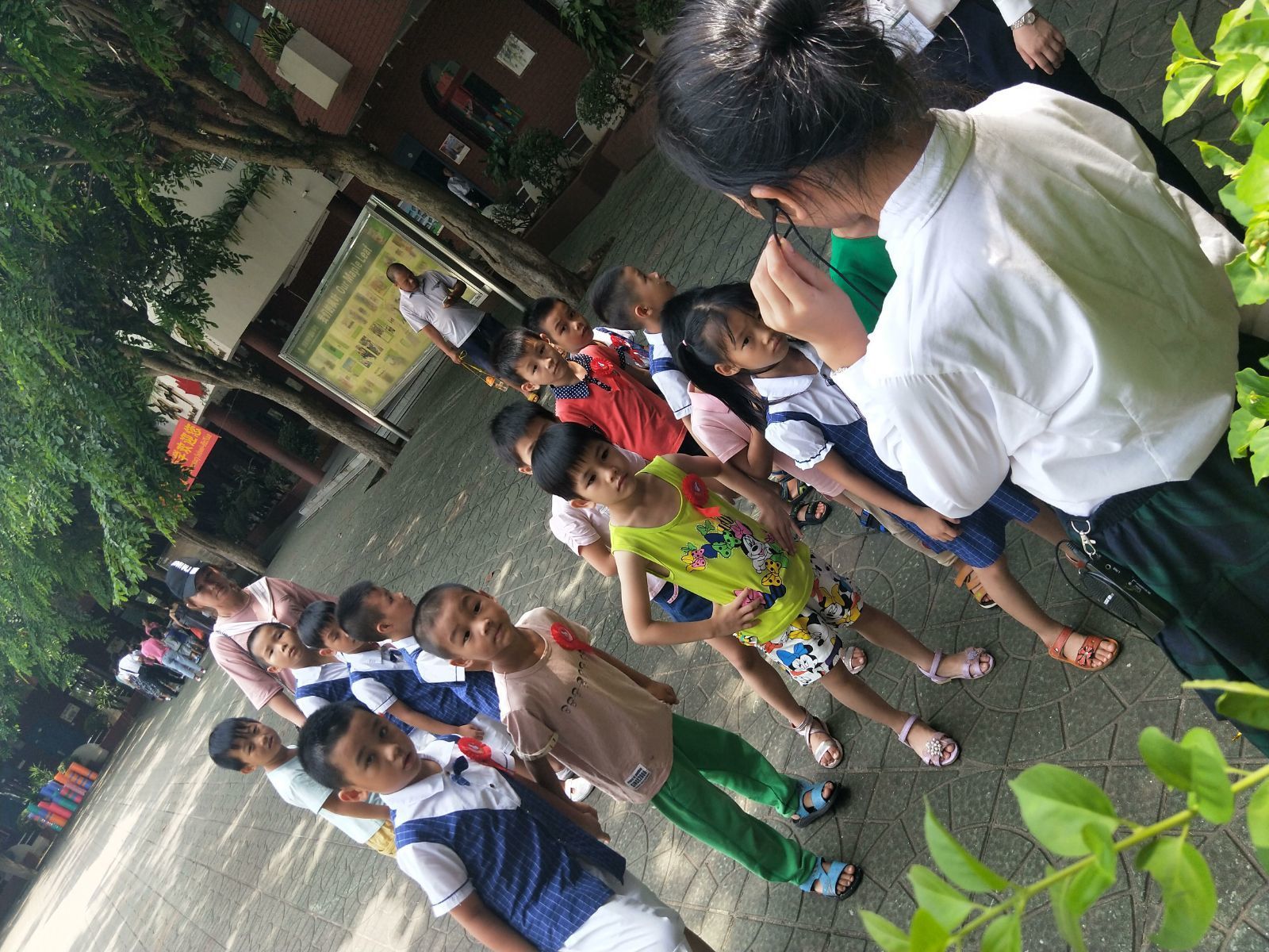 "人与自然和谐相处"——海口市英才小学2019年二年级主.