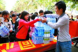 捐出一瓶水 情系灾区人