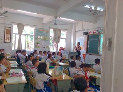 今早,我跟随黄校长到海口市英才小学了解校长们的学习情况。